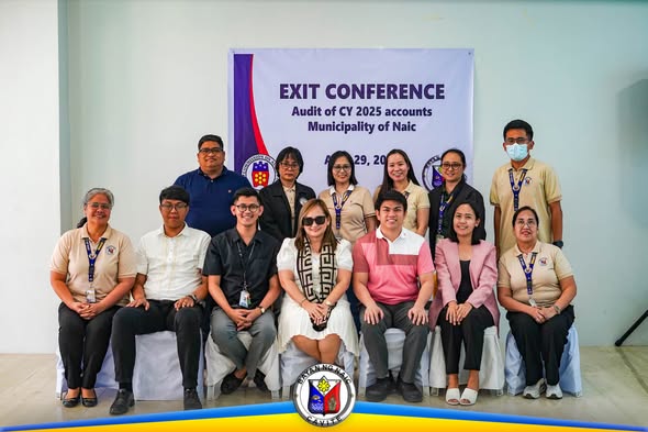 Grupo ng mga opisyal at kawani ng Naic at COA sa Exit Conference ng audit ng 2025 accounts, nakapose sa harap ng banner