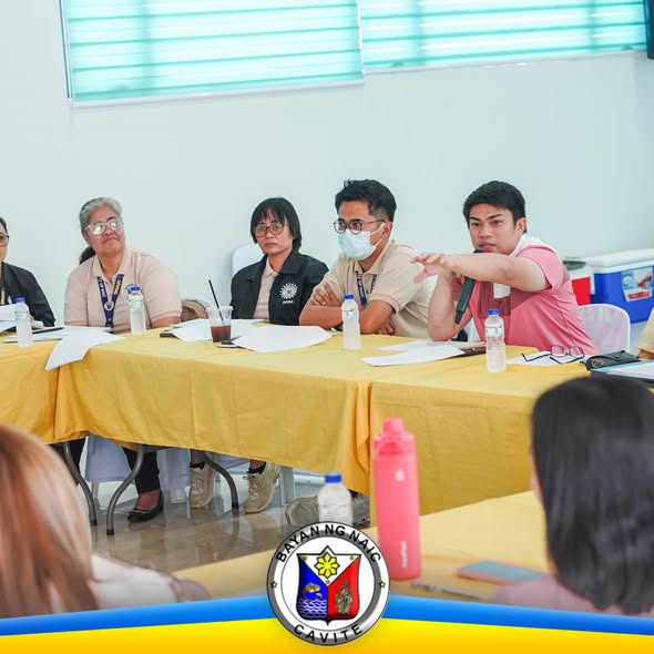 Mga kalahok sa Exit Conference ng Naic at COA habang nag-uusap sa mesa sa loob ng silid-pulungan
