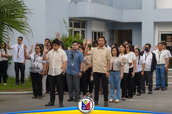 Mga kawani ng pamahalaang bayan ng Naic na nagsasaludo habang isinasagawa ang flag raising ceremony