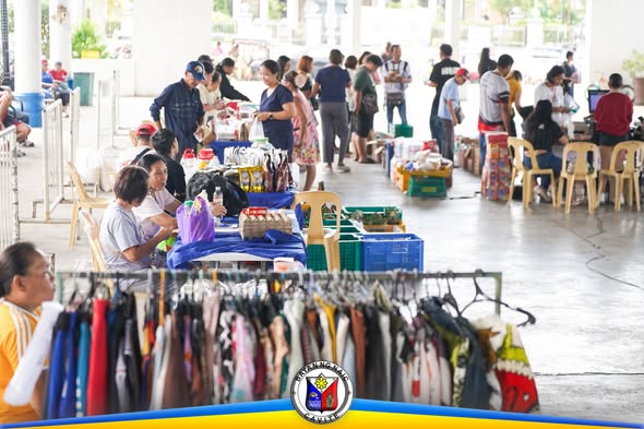 Mga tao na namimili sa Kadiwa ng Pangulo sa Naic Town Plaza, may mga damit, pagkain at pangunahing produkto