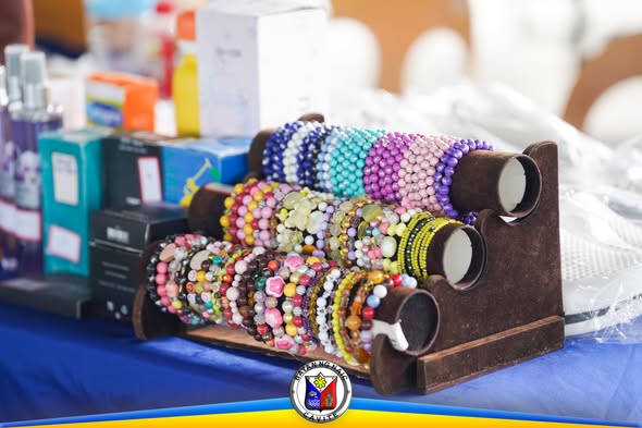 Mga makukulay na beaded bracelet na nakadisplay sa Kadiwa ng Pangulo sa Naic Town Plaza