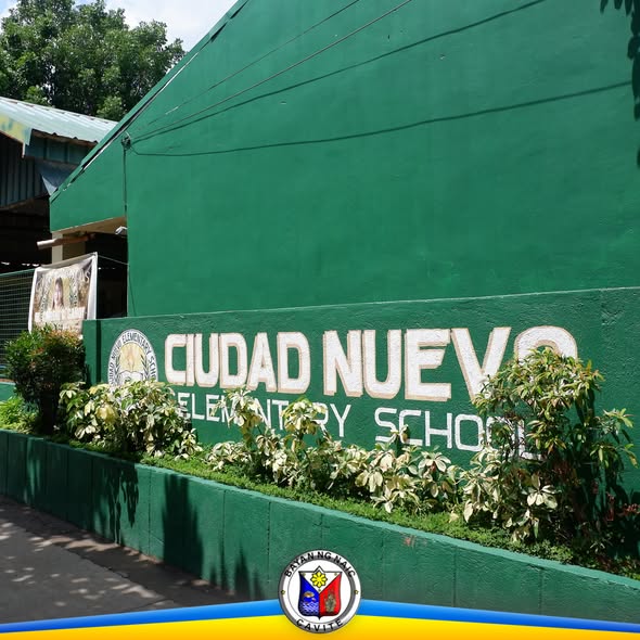 Harap ng Ciudad Nuevo Elementary School na may malaking pangalan ng paaralan sa pader