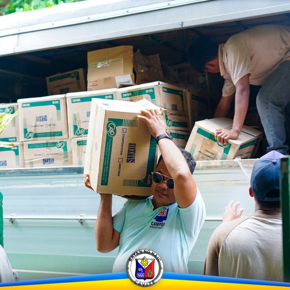 Mga tauhan na nagbubuhat ng kahon ng school supplies mula sa trak