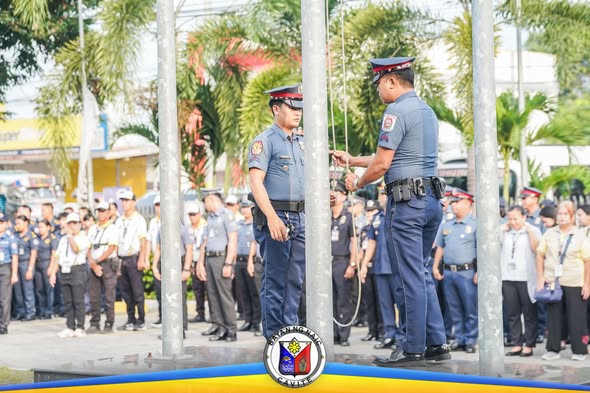 Flag raising ceremony sa Naic Municipal Hall, may mga nakahanay na kawani at opisyal habang itinataas ang watawat