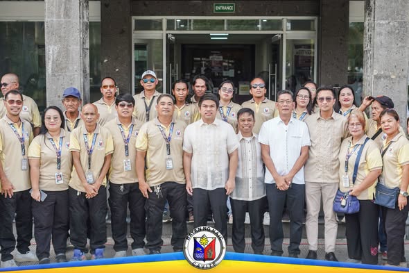 Grupo ng mga kawani at opisyal ng Naic sa harap ng Municipal Hall pagkatapos ng Flag Raising Ceremony