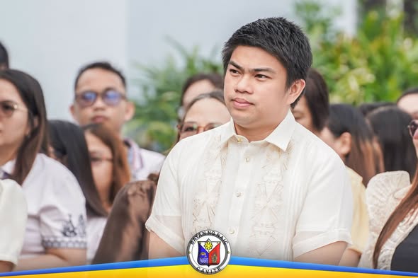 Lalaking naka-barong habang nakikinig sa Flag Raising Ceremony sa Naic Municipal Hall