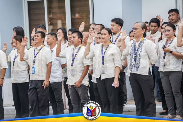 Mga kawani ng Naic Municipal Hall habang nanunumpa sa Flag Raising Ceremony, Agosto 24, 2026