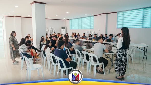 Mga kalahok sa pagpupulong ng Receiving Local Inter-Agency Committee habang nakikinig sa nagsasalita sa harap