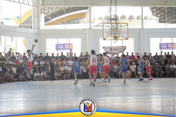 Mga manlalaro ng Team Naic habang naglalaro sa Semi-Finals ng Cavite Ballers League sa loob ng covered court