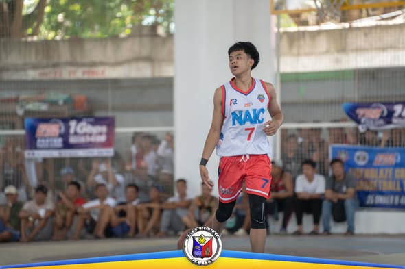 Manlalaro ng Team Naic na nakasuot ng puting jersey #7 habang naglalaro sa Cavite Ballers League