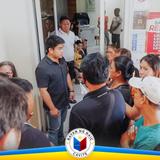 Dagsa ng mga residente sa loob ng Municipal Hall habang may kausap na opisyal sa pasilyo