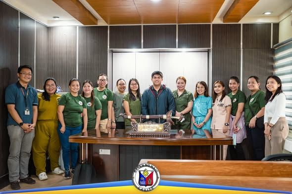 Grupo ng MHO at health staff na nagpose sa opisina ng Mayor ng Naic, Cavite
