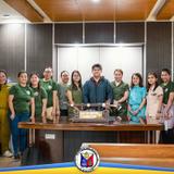 Grupo ng MHO at health staff na nagpose sa opisina ng Mayor ng Naic, Cavite