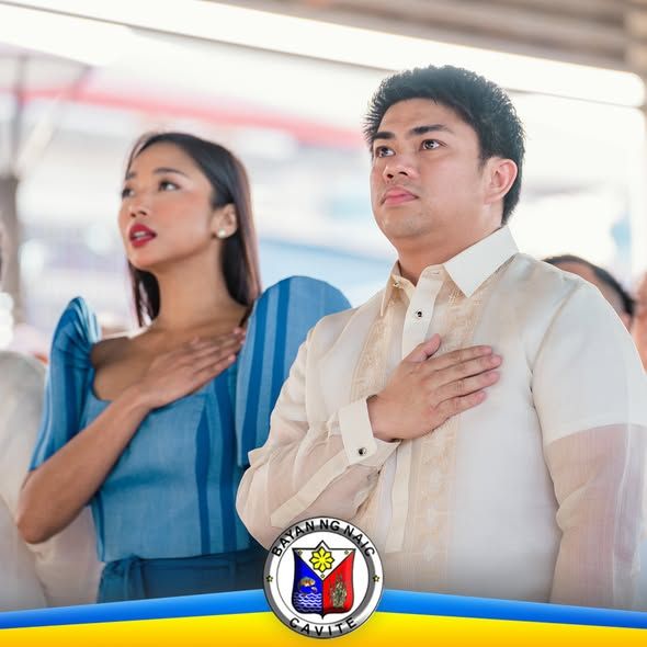 Mga tao na nakatayo at nakahawak sa dibdib habang nagpupugay sa seremonya ng Bayan ng Naic