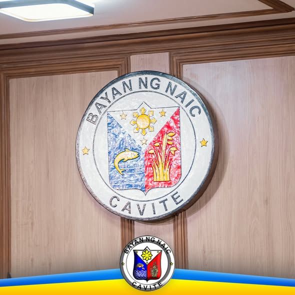 Selyo ng Bayan ng Naic, Cavite na nakadikit sa kahoy na dingding ng opisina