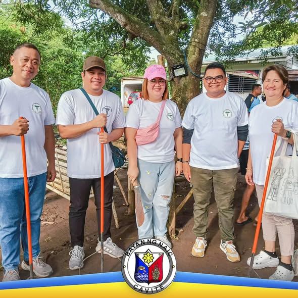 Mga boluntaryo na may dalang walis at kalaykay habang nagl-linis sa subdivision para sa dengue awareness