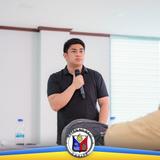 Lalaking nagsasalita gamit ang mikropono sa Executive Briefing 2025 ng Municipality of Naic