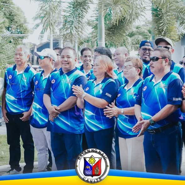 Mga miyembro ng Liga ng mga Barangay na nakasuot ng asul na jersey habang nakikiisa sa flag raising ceremony sa Naic
