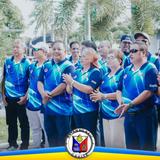 Mga miyembro ng Liga ng mga Barangay na nakasuot ng asul na jersey habang nakikiisa sa flag raising ceremony sa Naic