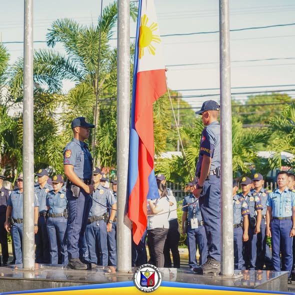 Flag raising ceremony sa Naic kasama ang mga kawani at tauhan habang itinataas ang watawat ng Pilipinas