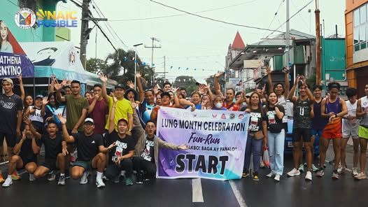 Mga kalahok ng Fun Run sa Naic habang nakapose sa likod ng START banner sa kalsada