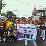Mga kalahok ng Fun Run sa Naic habang nakapose sa likod ng START banner sa kalsada