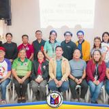 Grupo ng mga kalahok sa pulong ng Local AIDS Council sa Naic, Cavite, nagpose sa harap ng screen