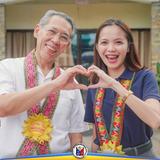 Dalawang tao na nagpo-pose ng puso gamit ang kamay sa Naic Youth Summit 2025