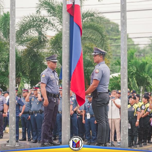 Flag raising ceremony sa Naic, may mga naka-uniporme habang itinataas ang watawat ng Pilipinas