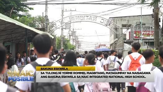 Mga estudyante na naglalakad papasok sa Naic Integrated National High School para sa Bakuna Eskwela