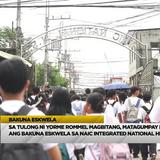 Mga estudyante na naglalakad papasok sa Naic Integrated National High School para sa Bakuna Eskwela