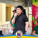 Lalaking nagsasalita sa mikropono sa Bakuna Eskwela sa Malainen Bago Integrated School, Naic