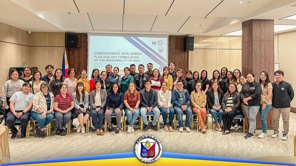 Grupo ng mga kalahok sa Comprehensive Development Planning Workshop sa Naic, Cavite