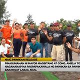 Grupo ng mga tao sa dalampasigan habang nagpapakawala ng pawikan sa Pawikan Sanctuary, Barangay Labac, Naic.