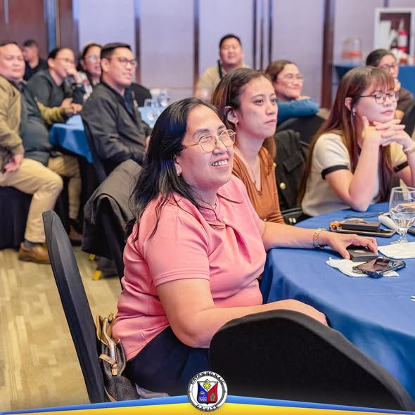 Mga kawani at bisita na nanonood ng programa sa Employee's and Retiree's Recognition Night sa Tagaytay