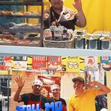 Mga nagtitinda sa food stall ng Naic Posible Food Bazaar Season 1 sa gabi, kumakaway sa mga bisita