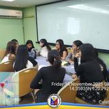 Mga kabataan na nag-uusap sa paligid ng mesa sa training room ng Capability and Leadership Training sa Tanza