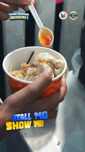 Poster: Naic Posible Food Bazaar Season 1, Stall Mo Show Mo, may kamay na may hawak na siomai na may sawsawan