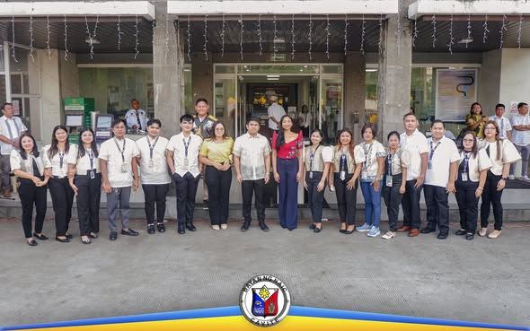 Grupo ng mga kawani at opisyal sa harap ng Naic Municipal Hall matapos ang flag raising ceremony, Disyembre 1, 2025