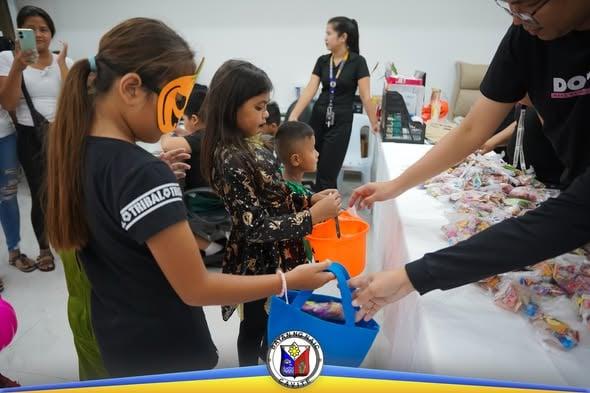 Mayor Rommel Magbitang kasama ang mga batang nakasuot ng Halloween costume sa Naic Municipal Hall