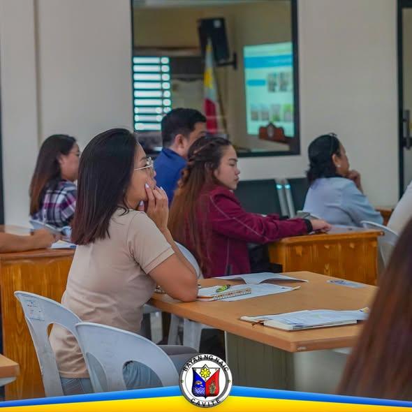 Mga dumalo sa pulong ng MSWMB at Manila Bay Team sa ABC Hall, Naic, nakaupo at nakikinig sa harap